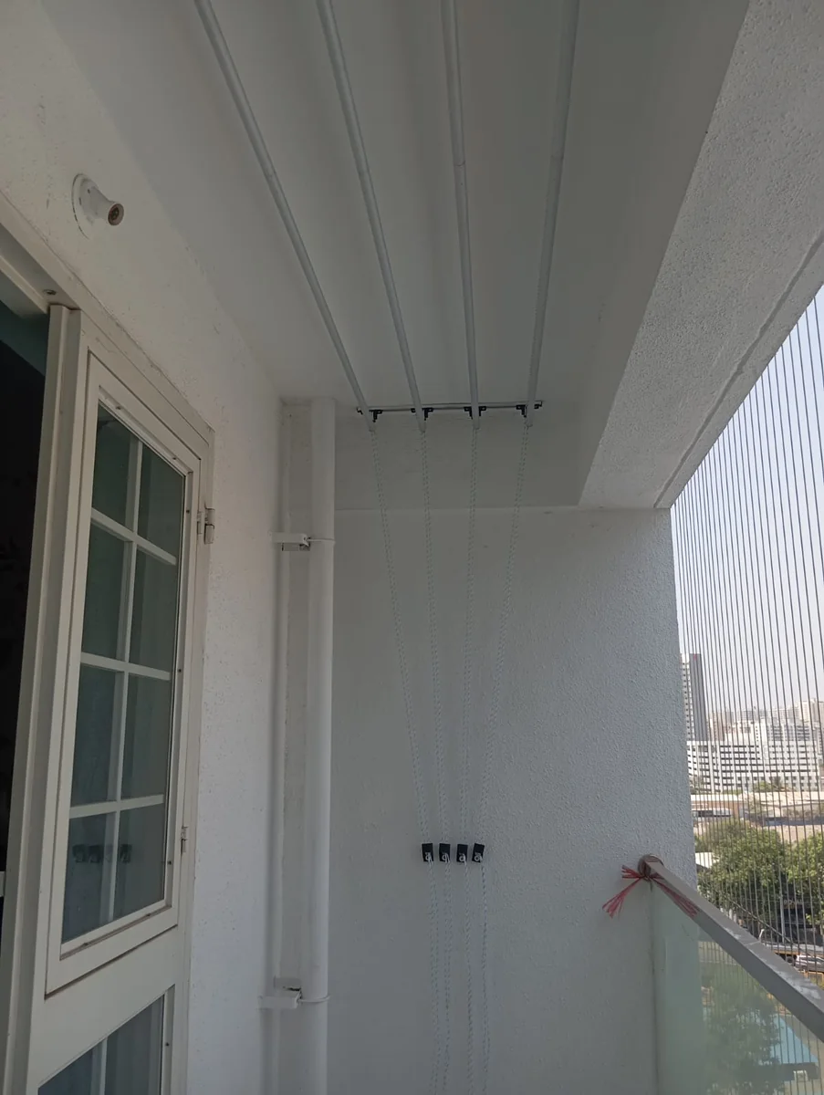 Ceiling mounted aluminium hanger rails