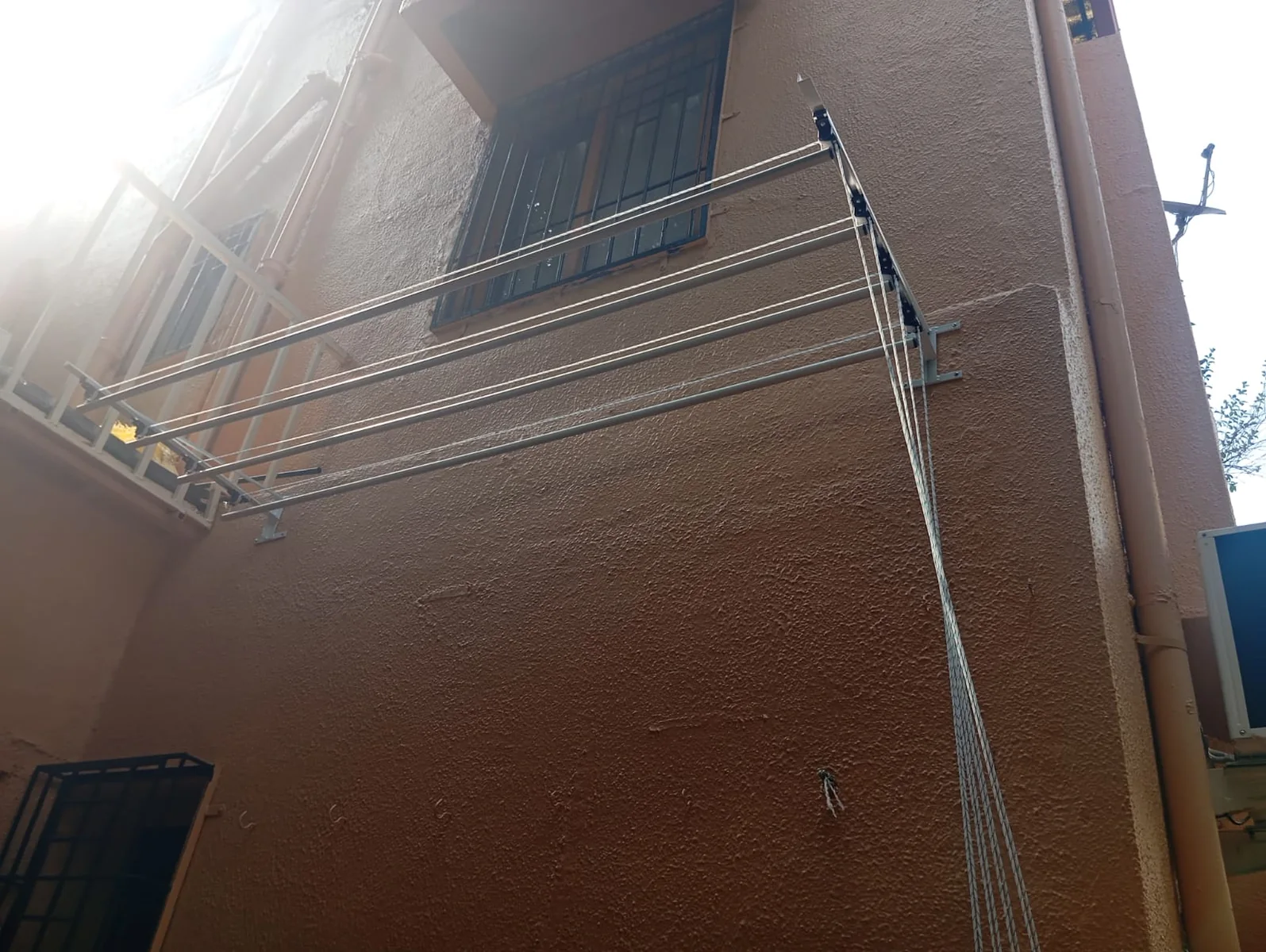 Outdoor aluminium hanger installation